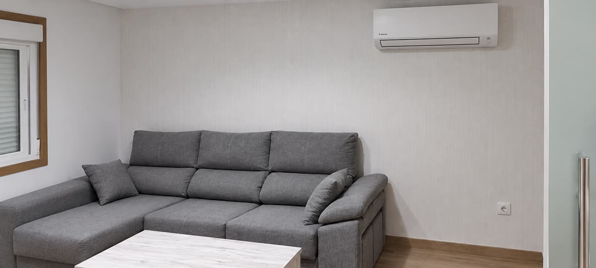 Radiador toallero instalado por iA en una reforma de baño en Ourense